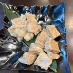 炭火焼肉 にく式 - 「牛ホルモン（シマチョウ）」（左）「にく式下町ホルモン」（右）