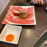 炭火焼肉 にく式 - 「焼きしゃぶカルビ（卵付き）」