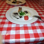 OSTERIA NAKANO - オプションのデザート盛り合わせ　　コレコレ、満足感が上がります　ティラミスとクルミのケーキとイチゴのシャーベット