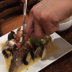 SABOU 虎ノ門店 - ホウボウのアクアパッツァ 切られる