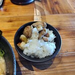 鶏そば炭や - ライスに炭焼き鶏と焼きネギを移しスープを飲みつつ