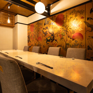 駅からほど近い、職人技を眺めながらゆったり寛げる和モダン空間