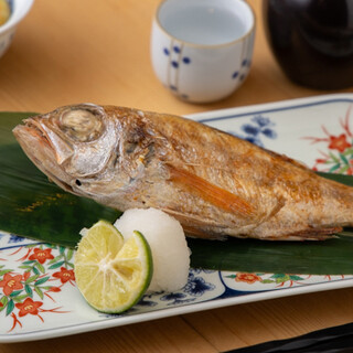 高級魚のどぐろ、豊洲直送の鮮魚、岐阜県の清流美どりに舌鼓