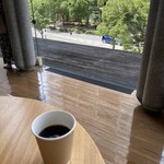兵庫県立芸術文化センター - 暑い日だけどホットコーヒー
