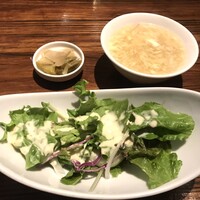 中国料理孝華 - ランチの最初に提供されるサラダとスープ