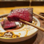 まとい 銀座 - 肉汁閉じ込められ、切り目からキラキラが✨