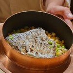 まとい 銀座 - 太刀魚がのる、ゴールドラッシュとピュアホワイト、枝豆が入る炊き込みご飯。