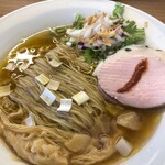 めん処 きよ洲 - 玉ねぎと水菜のみじん切り、フライドエシャロットがスープに合う！