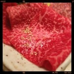 食彩和牛 しげ吉 - シンタマの良いところを大判薄切りで。軽く炙って頂きましたが、赤身の旨味が濃厚で、舌触りも良く、ワサビとの相性がGOODでした