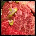 食彩和牛 しげ吉 - 厚切りのハラミ帯。柔らかく、脂の甘味が程良く、非常にジューシーで、塩胡椒だけでも十分美味しかったですが、わさび醤油で頂くと、ハラミの旨味が更に引き立つようでした