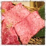 食彩和牛 しげ吉 - 黒タンの根元の芯の部分だけを贅沢に厚切りで。やはり黒タンは変な臭みなど皆無で、兎に角程良い甘味の脂と、タン特有の旨味が豊富で、肉テンションを上げてくれる