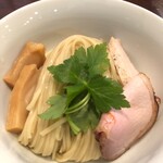 人力俥 - 平打ち自家製麺が美味しい！具材も旨い！ミツバはつけスープへ！