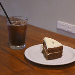 DILL Coffee Parlor - アメリカーノ(ICE)@税込550円、キャロットケーキ＠税込600円
