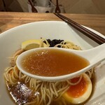 酒肴場 屯 - ほんのりとろみと煮干しの旨みを津軽醤油がまとめる冷やしらぁ麺。メチャうまです。