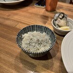 酒肴場 屯 - 白ご飯には釜揚げしらす