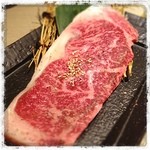 食彩和牛 しげ吉 - 超熟成牛のサーロイン。日本最大級の熟成庫を持つエスフーズで熟成されたA5和牛。脂のクドさもなく、旨味が凝縮されていて、香りも独特な熟成香がほのかに香る