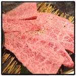 食彩和牛 しげ吉 - ミスジを塩胡椒で。見た目程のクドさは無く、非常に上品でサッパリとした軽い脂で、兎に角とろけるし、脂の甘さが際立つ。