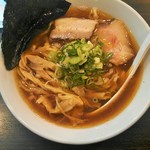 浜田山 - 醤油ラーメン・・・生姜がほんのり漂う醤油スープ。ボリュームある穂先メンマ、食べ応えある叉焼はグッド。麺は超極太縮れ麺！うどんですか？美味しいラーメンでした。