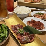 鶏焼肉 ホルモン てっちゃん - 上ハラミ、奥がももかるびの豪快焼き