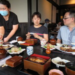 炭火焼き うなぎの店 旦 - 配膳中