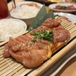 鶏焼肉 ホルモン てっちゃん - ももかるびの豪快焼き