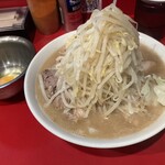 ラーメン ヨシトミ - ラーメン小豚　野菜ニンニク　生卵　¥1150