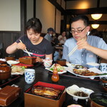 炭火焼き うなぎの店 旦 - 食事中