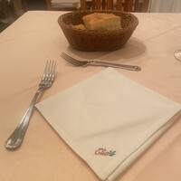 エリオ・ロカンダ・イタリアーナ - 刺しゅう入りナフキンがキュート