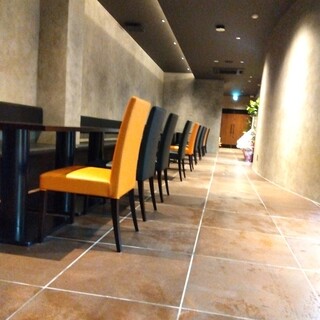 モダンかつ落ち着いた空間で非日常を味わう