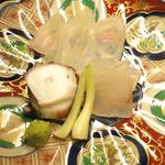 まる山 - 赤仁ミーバイと島ダコのお造りのアップ