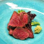 まる山 - 宮古牛のイチボの炙りのアップ