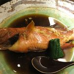 まる山 - 赤仁ミーバイの煮付けのアップ