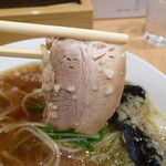 仙臺 自家製麺 こいけ屋 - 特肉醤油ラーメンのチャーシューは２種類いり、こちらはバラ
