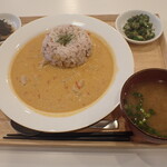 トーコーキッチン - クリーミーレッドカレー 副菜二品、豚汁