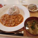 トーコーキッチン - チキンバターカレー　副菜二品、豚汁