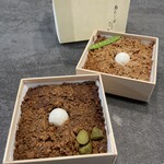 鳥匠いし井ひな - 黄そぼろ弁当(キーマカレー)と白そぼろ弁当(醤油ベース)＠各1800円