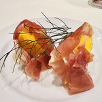 ピアチェボーレ - 前菜のマンゴーとマスカルポーネの生ハム包み☆           簡単に作れますが、この食材は一般人には揃える事が出来なさそう…って逸品✨️✨️