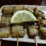 鶴亀 - 豚バラ２本 280円(税込) ＋ ネギマ２本 280円(税込)(2024年6月25日撮影)