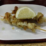 鶴亀 - 鳥皮２本 200円(税込)(2024年6月14日撮影)