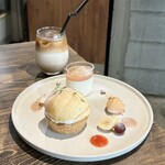 ニチ ニチ ベイク - 桃のパイタルト、桃のブランマンジェ ( 追加用ミニケーキ )、カフェラテ ( ICE )♡