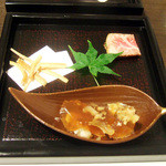 藤吉 - 本日のおまかせ竹(3000円)の小鉢がわりの前菜。穴子の骨せんべい、ローストビーフ、クエのにこごり