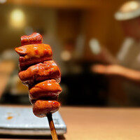 焼鳥 おみ乃 - 血肝。 最初から4番バッター出てきました。 焼き鳥ファンには、これが一番好きって人、多いんでは？ 僕も一番好き。 なめらかな舌触りは、焼きが命。 レバー独特の旨味に炭の香り。 超絶旨いです。