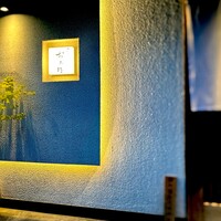 焼鳥 おみ乃 - 照明が灯る頃、おみ乃は一層、おみ乃らしい顔に。