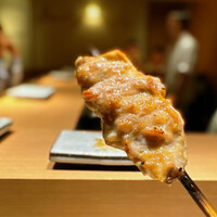 焼鳥 おみ乃 - せせり。 炭が違うのかな、、薫香のように香るんですよね。 焼き鳥でこんなに香るのはじめて。 やはり、炭、鶏、技術の違いなんでしょうね。 脂分が多い部位だけど、ぜんぜんイヤじゃない。 むしろ、脂、すすりたい。