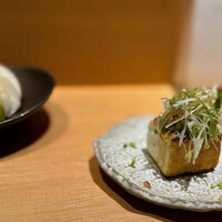 焼鳥 おみ乃 - 厚揚げ。 肉もなんだけど、これにも驚いた。 炭パワー？ 未踏の旨さ。 炭の香りが旨さを跳ね上げます。 表面はサクッと中は猛烈に熱くとろとろ。 たっぷりの薬味と合わせて、厚揚げってこんなに旨い食いもんだったっけ？ って何度も言う。