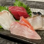 味噌坐　玉響 - 刺身盛合（上から時計回り　マグロ、アジ、マダイ、キンメ、クエ）