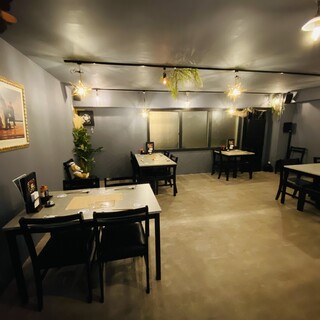 お食事を楽しみながらゆったり寛げる、広々とした空間◎