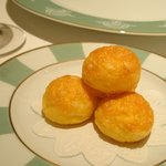 レストラン タテル ヨシノ - チーズのシュー(正式名称は不明)。