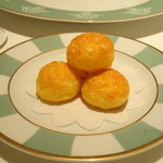 レストラン タテル ヨシノ - チーズのシュー(正式名称は不明)。