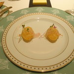 レストラン タテル ヨシノ - カワハギと二度揚げして膨らんだポテト　柚子の香り(正式名称は不明)。